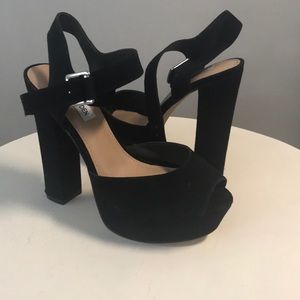 Never worn Steve Madden velvet platforms